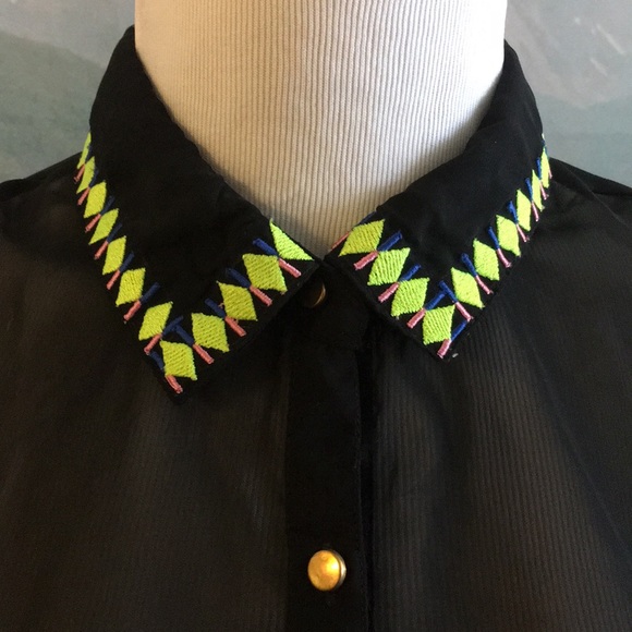 Geo embroidered collared blouse - Picture 2 of 4